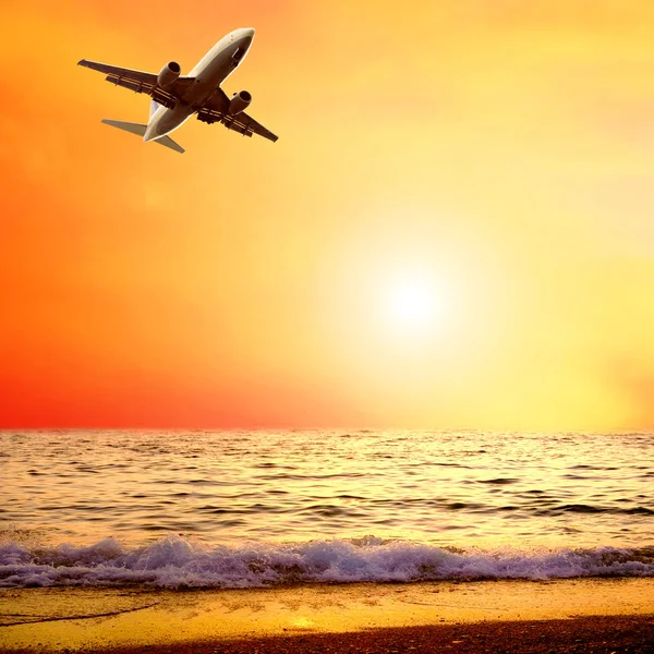 Морской пейзаж на небе восхода солнца с самолетом — стоковое фото