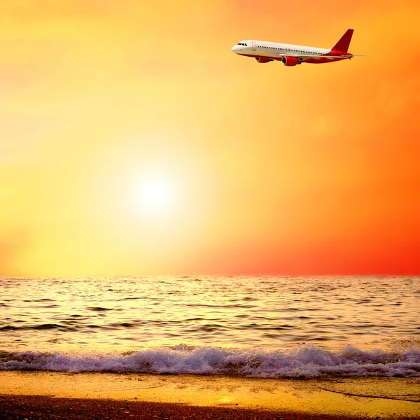 Vackra hav natur landskap på sunrise himlen med flygplan — Stockfoto