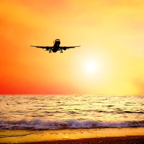 Krásné moře přírody krajina na obloze slunce s letadlem — Stock fotografie
