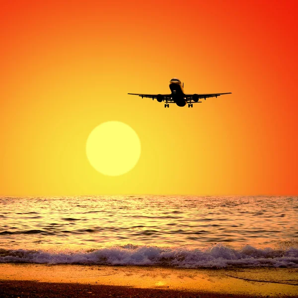 Krásné moře přírody krajina na obloze slunce s letadlem — Stock fotografie