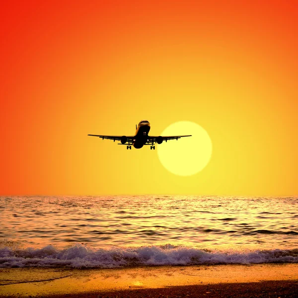 Güzel deniz doğa manzara üzerinde gündoğumu sky uçak ile — Stok fotoğraf
