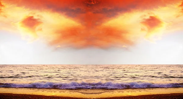 Prachtige zee natuur landschap op de zonsopgang hemel — Stockfoto
