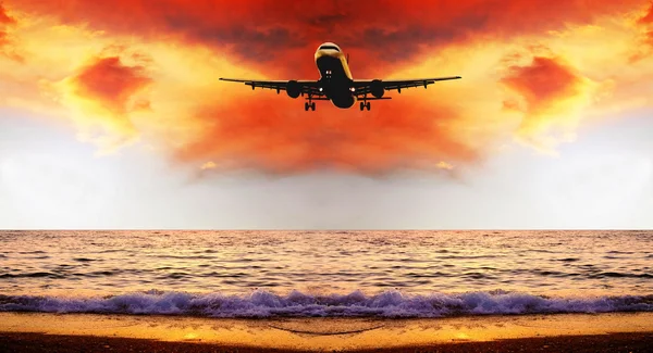 Belle mer nature paysage sur le lever du soleil ciel avec avion — Photo
