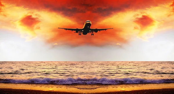 Schöne Meereslandschaft am Sonnenaufgangshimmel mit dem Flugzeug — Stockfoto