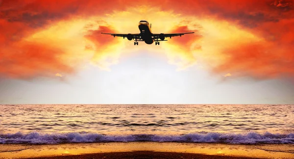 Морской пейзаж на небе восхода солнца с самолетом — стоковое фото
