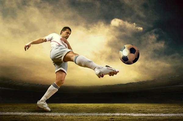 Disparo de jugador de fútbol en el campo al aire libre — Foto de Stock