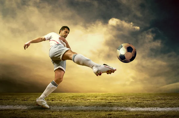 Schieten van football-speler op het buiten veld — Stockfoto