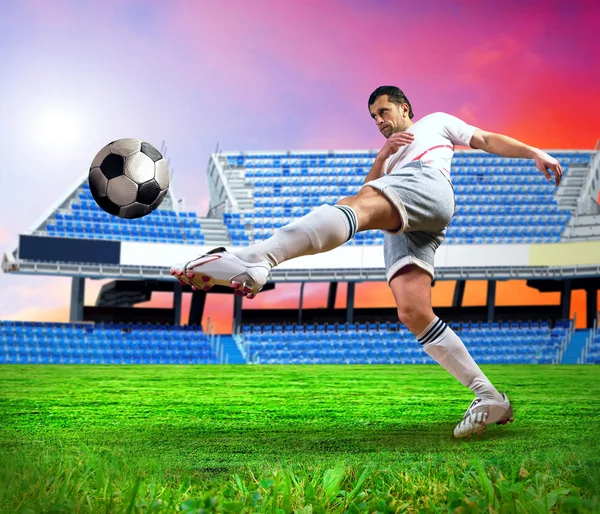 Felicidade jogador de futebol após gol no campo do estádio und — Fotografia de Stock
