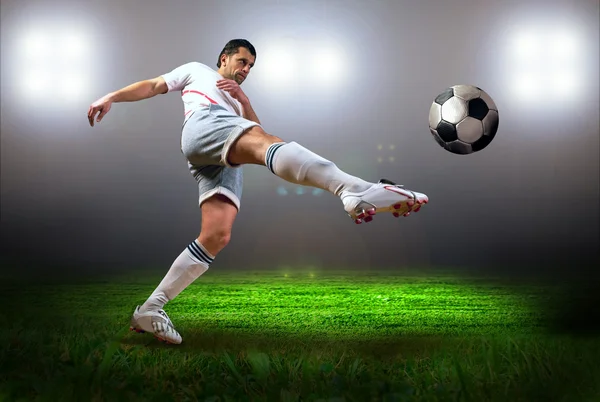 Felicidade jogador de futebol após gol no campo de sagacidade estádio — Fotografia de Stock