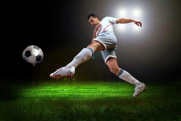 Geluk football speler na doel op het gebied van stadion wit — Stockfoto