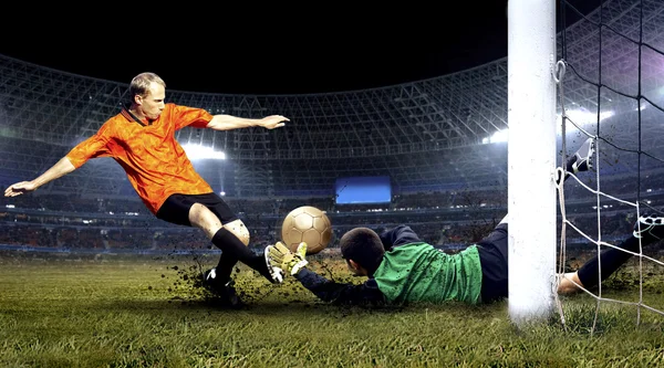 Fotbollsspelare och hoppa av målvakten på stadion området en — Stockfoto