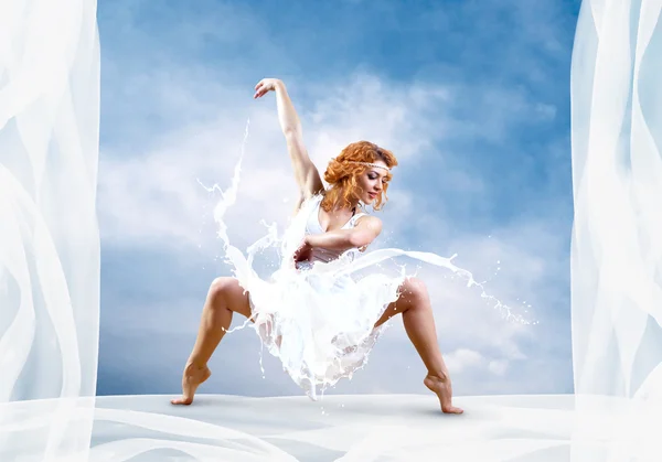 Saute de ballerine avec robe de lait — Photo