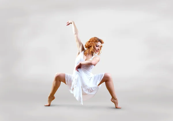 Kadın dansçı sıçrama arka plan üzerinde poz — Stok fotoğraf