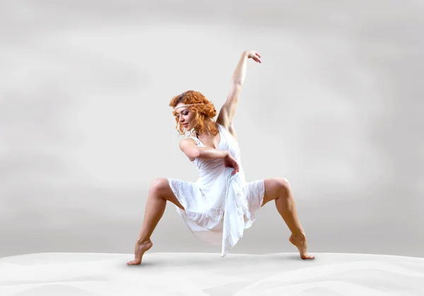 バック グラウンドでポーズ女性ダンサー ジャンプ — ストック写真