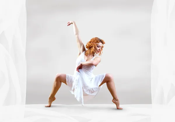 Donna ballerina saltare in posa su sfondo — Foto Stock