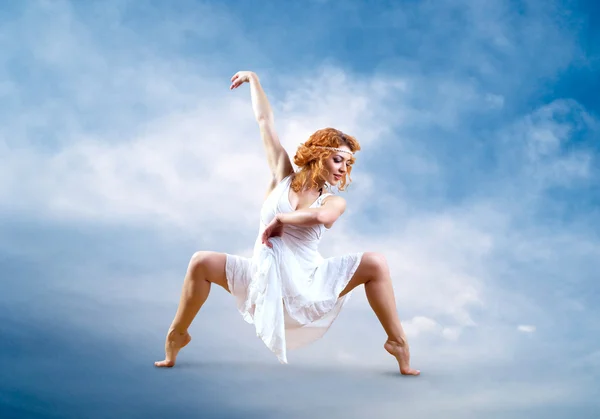 Femme danseuse saut posant sur fond — Photo