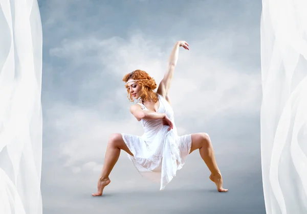 Mujer bailarina salto posando sobre fondo — Foto de Stock