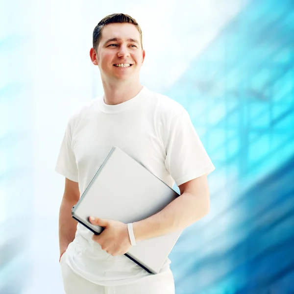 Молодий щасливий чоловік або студент з ноутбуком на бізнес-треку — стокове фото