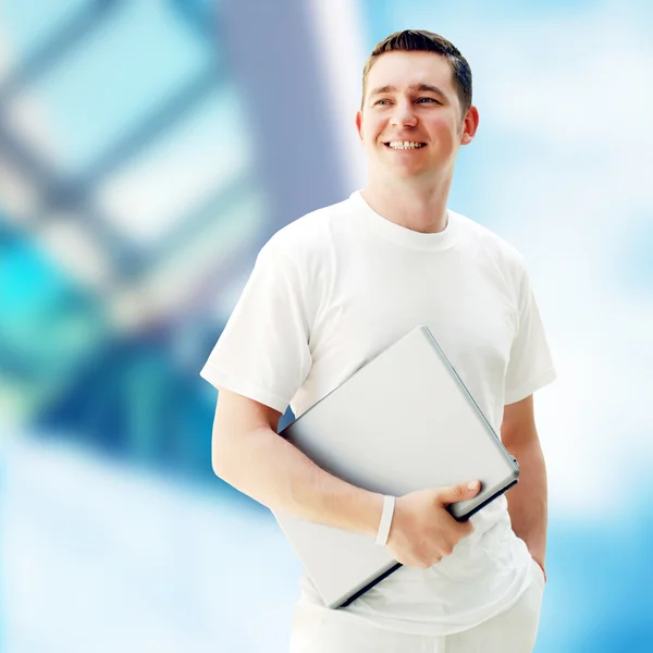 Mladý šťastný muž nebo student s notebookem na poza podnikání — Stock fotografie