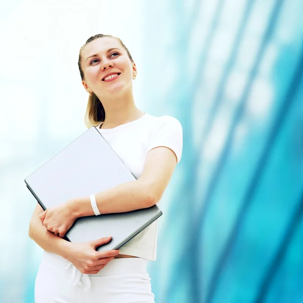 Jovens mulheres felizes ou estudante com laptop no backgro de negócios — Fotografia de Stock