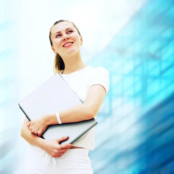 Unga glada kvinnor eller student med laptop på business backgro — Stockfoto
