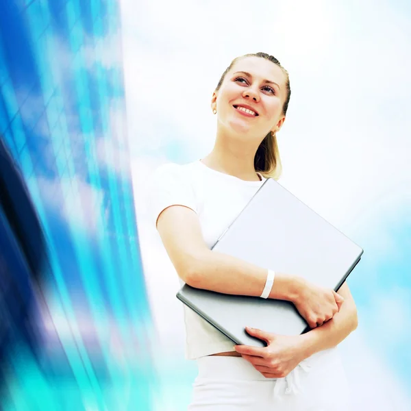 Jonge gelukkig vrouwen of student met laptop op de business-backgro — Stockfoto