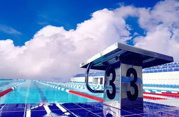 Open sport waterpool met sky — Stockfoto