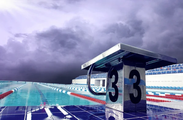 Открытый спортивный бассейн с небом — стоковое фото