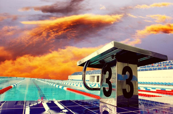 Открытый спортивный бассейн с небом — стоковое фото