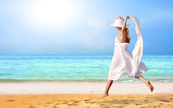 Güneşli tropik kumsalda beyaz genç güzel kadın - Stok İmaj