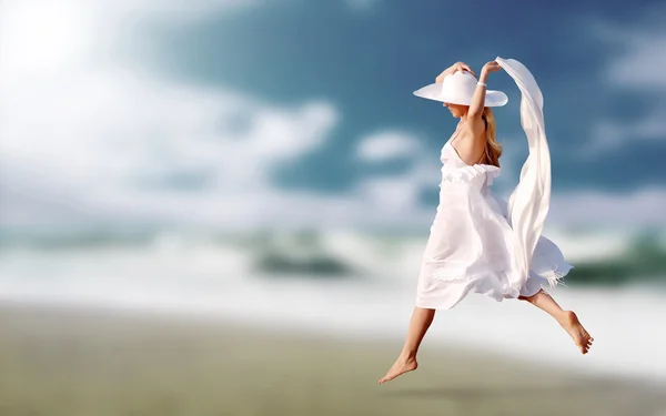 Молоді красиві жінки в білому на сонячному тропічному пляжі Стокове Зображення