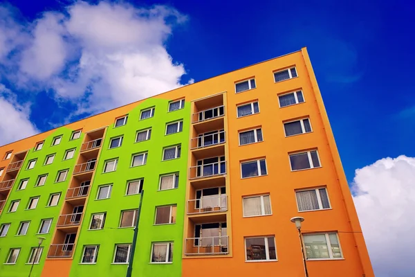 Нові сучасні квартири в місті на фоні неба Стокова Картинка