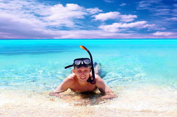 Joven feliz con snorkel en una playa de mar Imagen De Stock