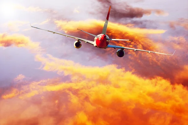 雲と空に飛ぶ航空機 ロイヤリティフリーのストック写真