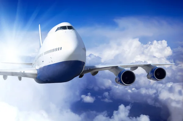 Avião voando no céu com nuvens Imagem De Stock