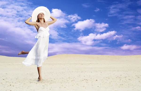 日当たりの良い砂漠で白、リラクゼーションの若い美しい女性 ストック画像