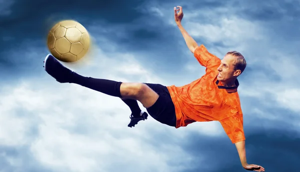 Disparo de jugador de fútbol en el cielo con nubes Imagen De Stock