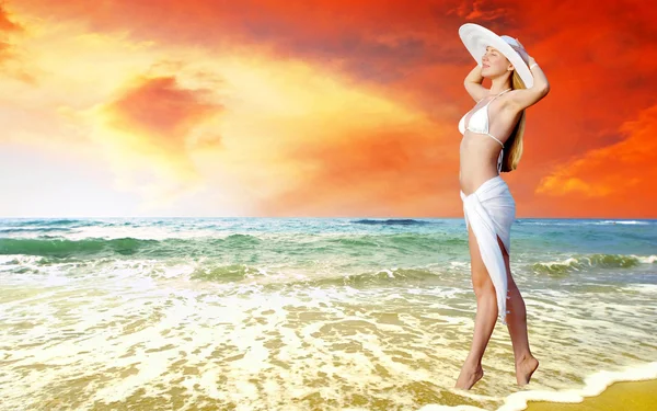 Güneşli tropik kumsalda beyaz genç güzel kadın Stok Fotoğraf