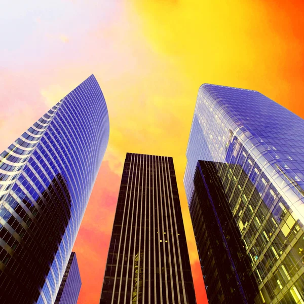 Moderna kontor skyskrapor på den soliga vackra himlen Stockfoto