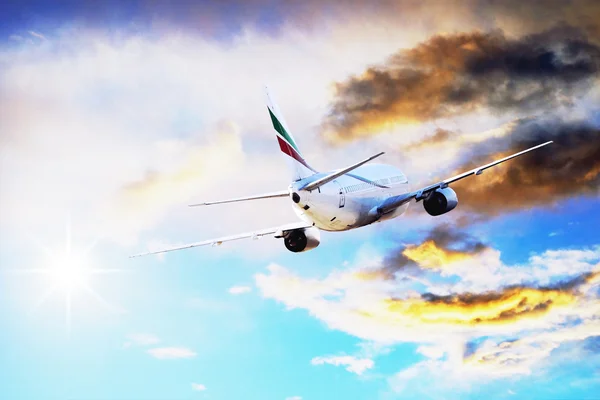 Repülőgép repülni az égen a felhők Stock Kép