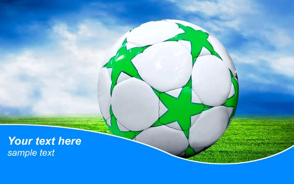М'яч на полі стадіону з блакитним небом і зразок тексту Ліцензійні Стокові Фото