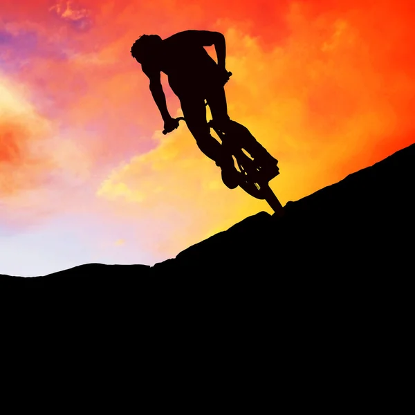 Muontain バイク、日没の男のシルエット ストック写真