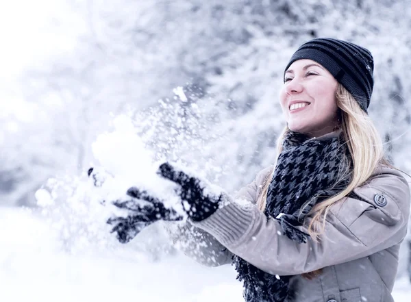Gelukkig lachend blond meisje buiten in de winter Rechtenvrije Stockafbeeldingen