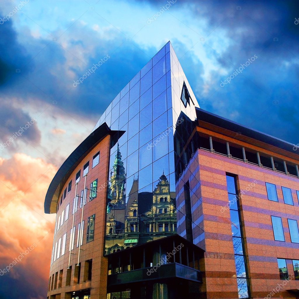 Arquitectura de edificios comerciales en el fondo del cielo: fotografía