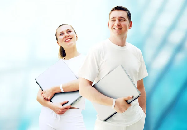 Coppia di due giovani felici o studente con computer portatili sul bu — Foto Stock