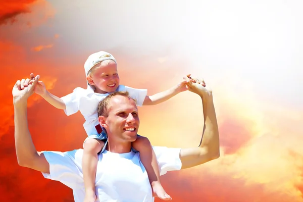 Радісний батько віддає стерво своєму синові на спину неба — стокове фото