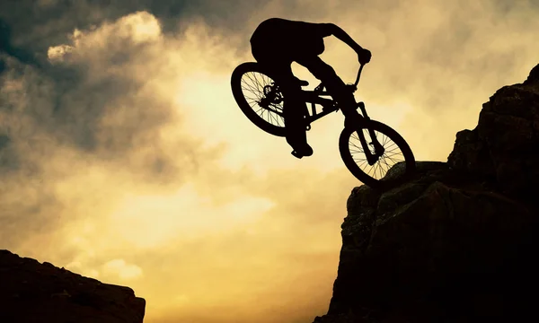 Silhouette eines Mannes auf einem Mountainbike, Sonnenuntergang — Stockfoto