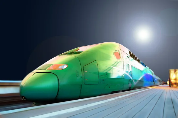 Comboio de alta velocidade com borrão de movimento ao ar livre — Fotografia de Stock