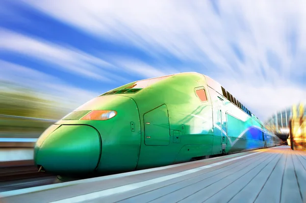 Comboio de alta velocidade com borrão de movimento ao ar livre — Fotografia de Stock