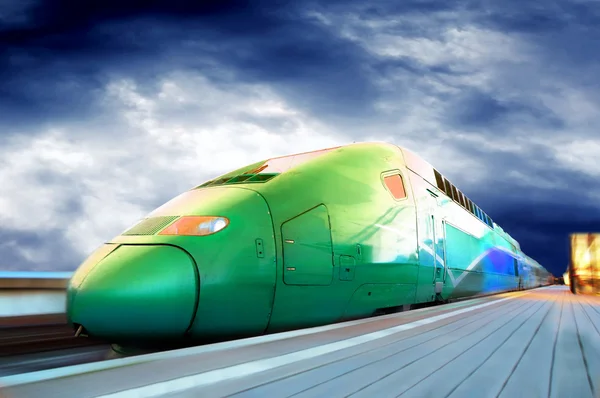 Tren de alta velocidad con desenfoque de movimiento al aire libre — Foto de Stock